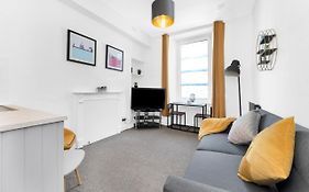 Modern & Spacious 1 Bedroom Apartment - Close To City Centre - Sleeps Up To 3 Guests